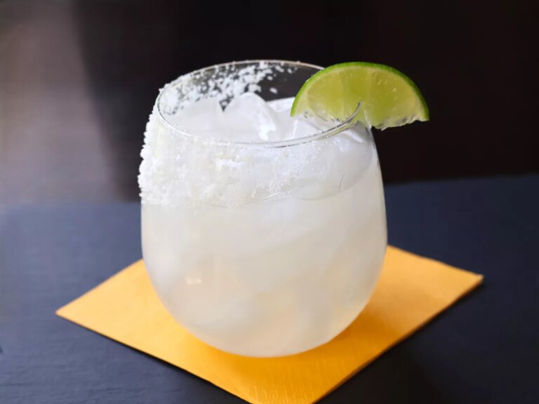 Classic margarita with lime wedge