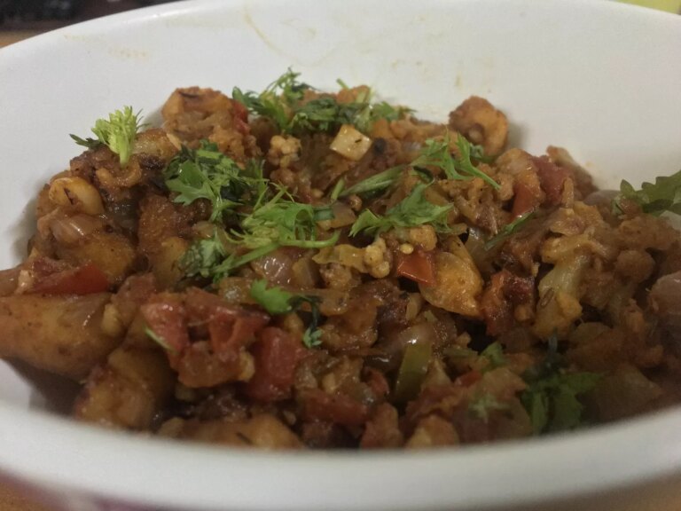 Indian potatoes and cauliflower (aloo gobi)