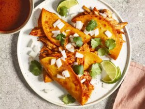 Birria de pollo (chicken birria) tacos