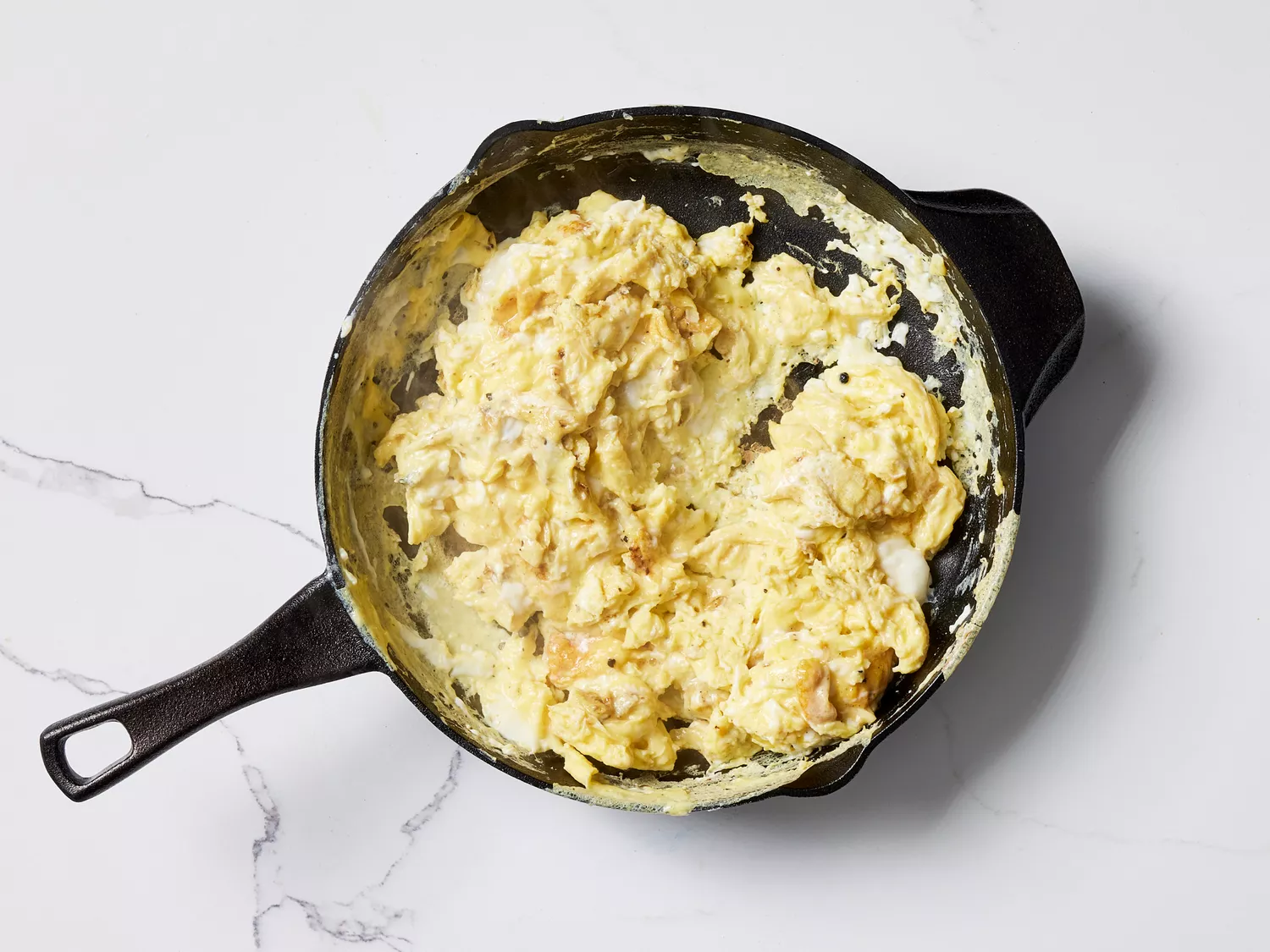 Cooked eggs in a cast iron skillet 