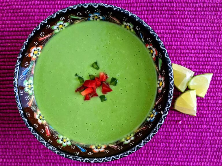 Mexican cold pea soup