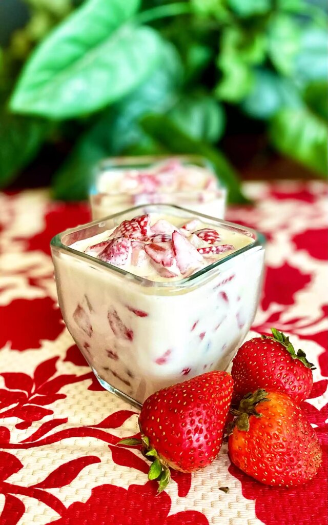 Fresas con crema (mexican style strawberries and cream)