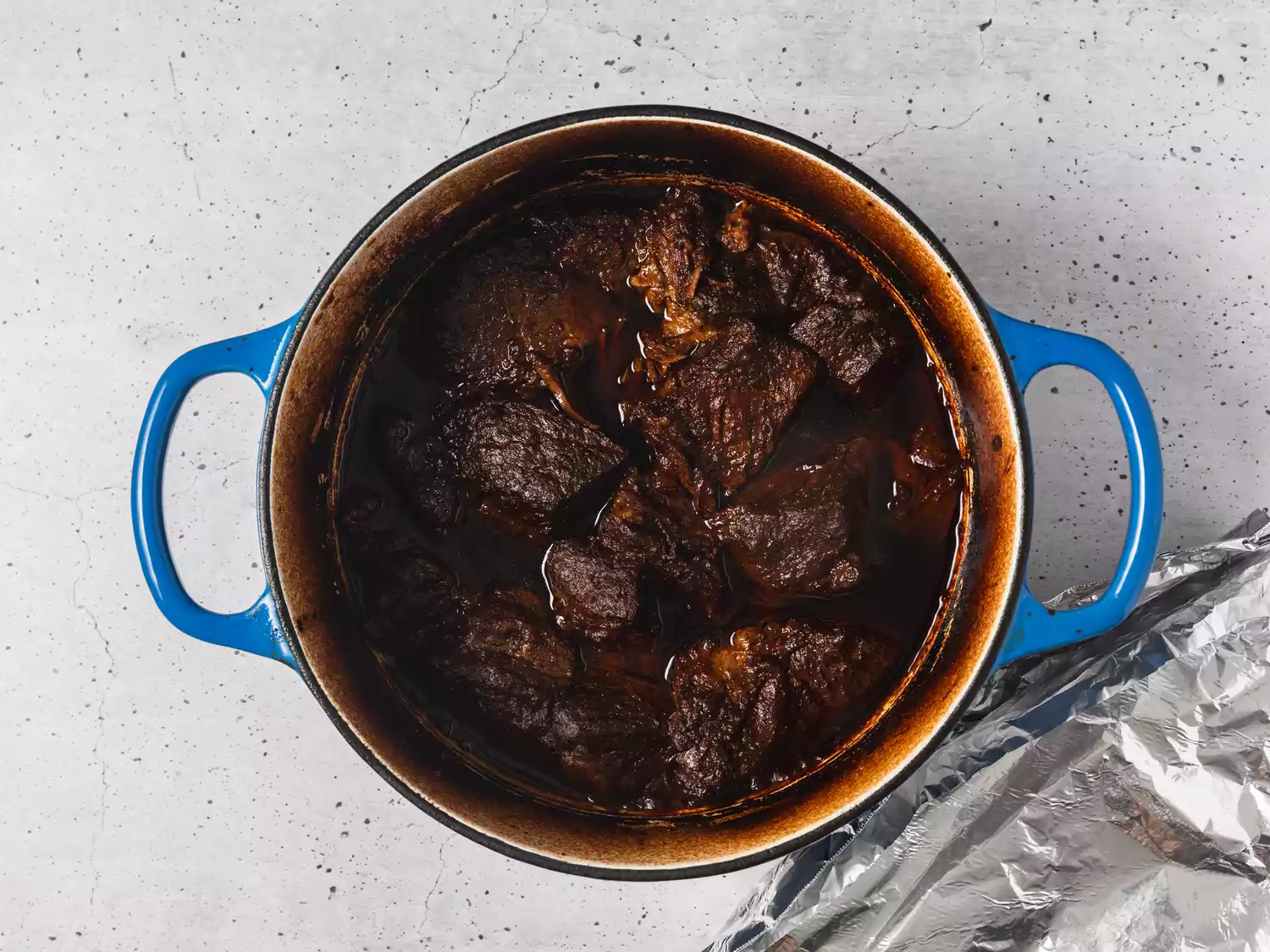 A pot of baked beef in chili sauce