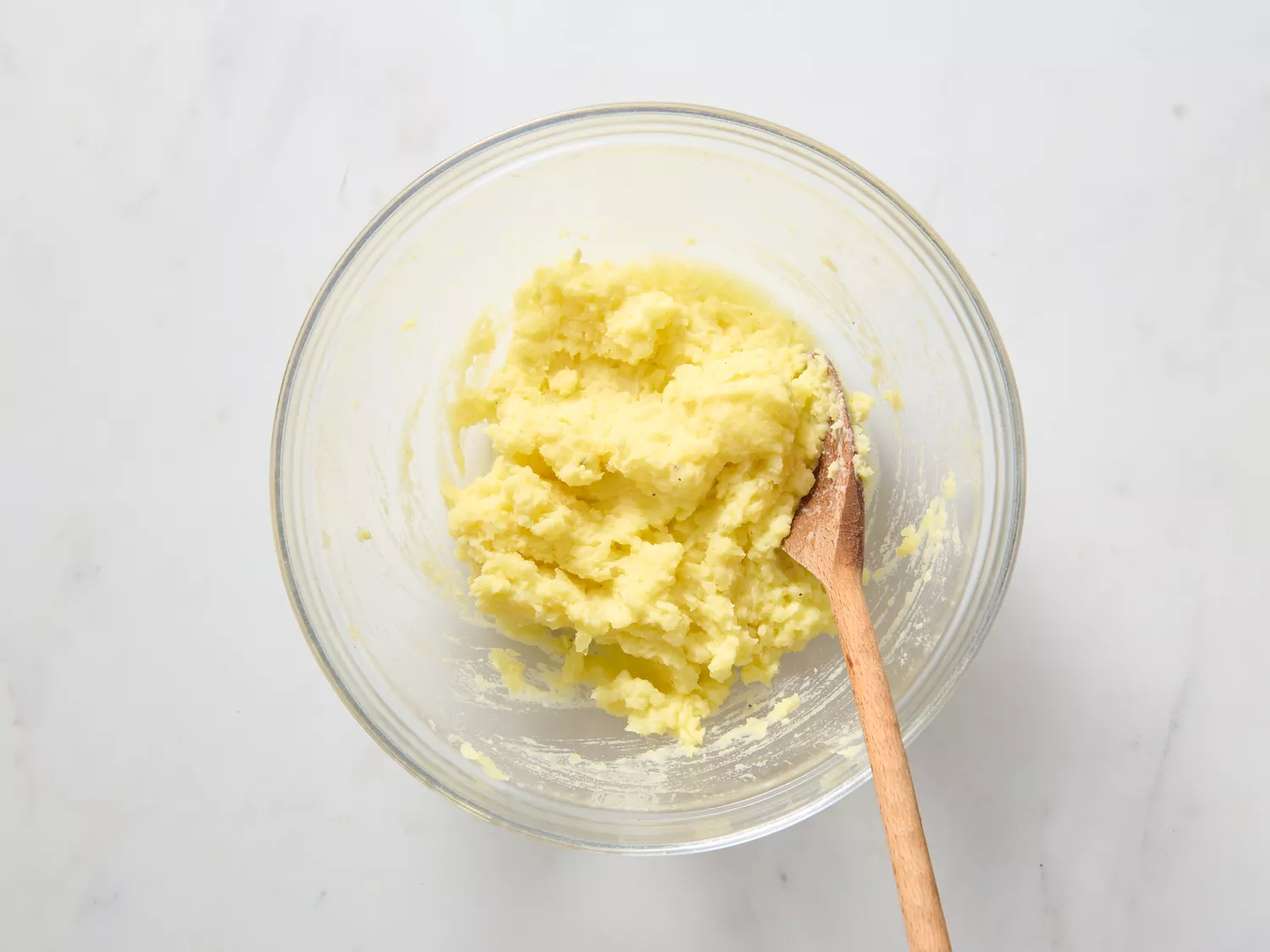 A glass bowl of mashed potatoes