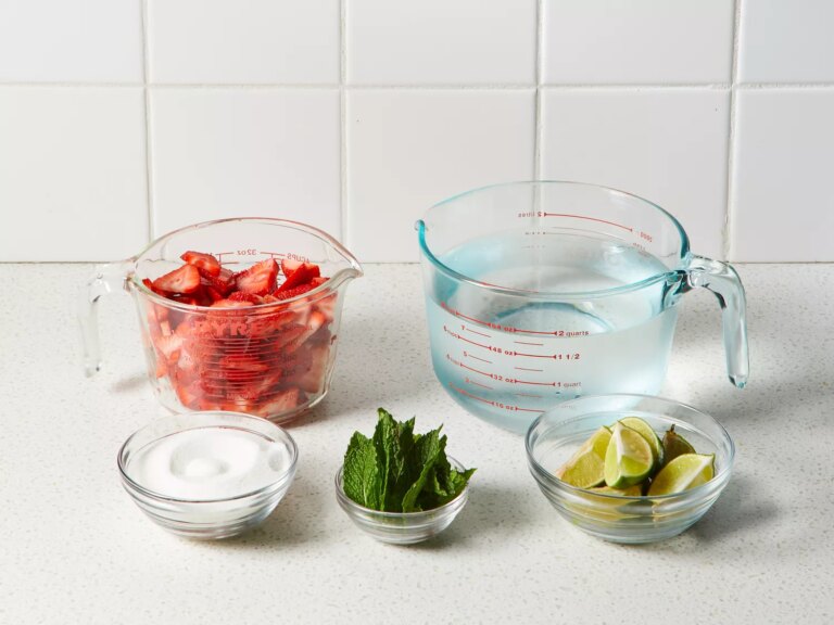 Ingredients to make agua de fresa