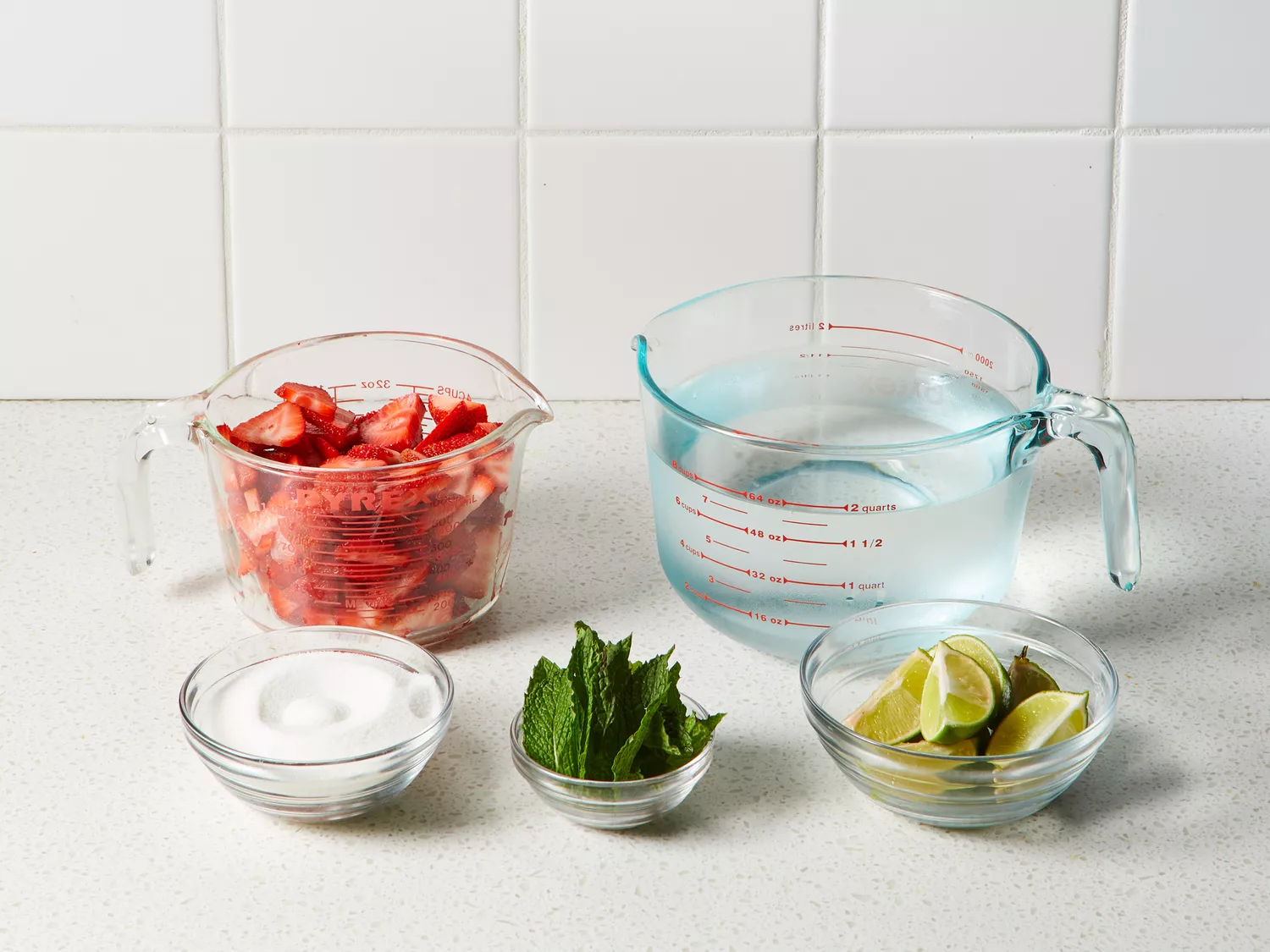 Ingredients to make agua de fresa