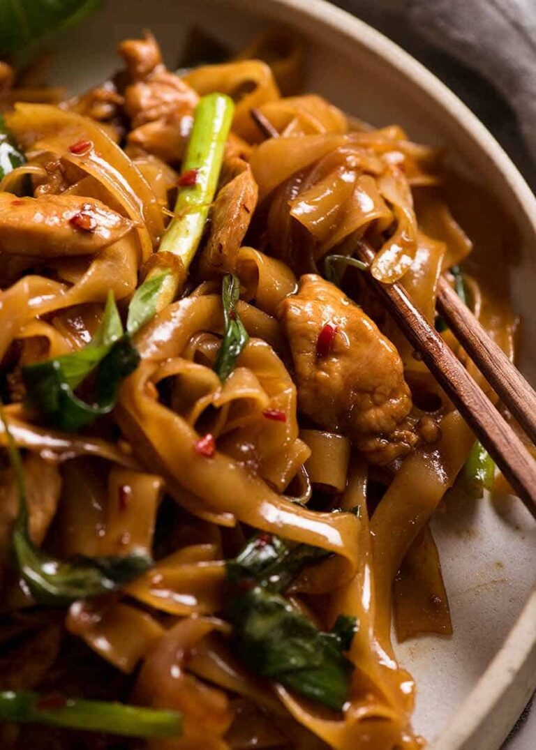 Close up thai drunken noodles 1.jpg