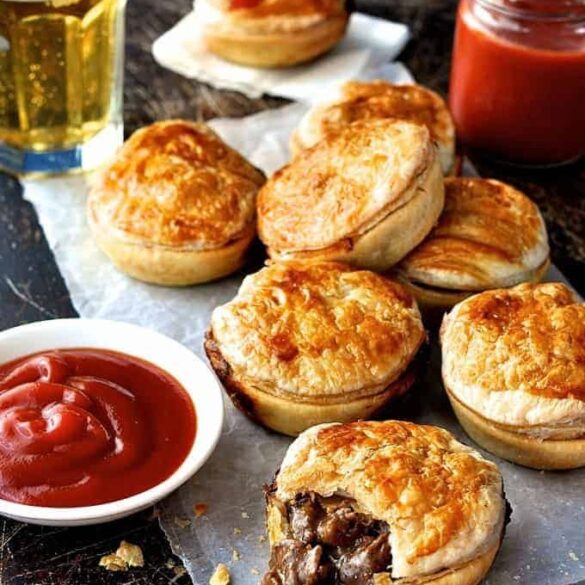 Party Pies (Aussie Mini Beef Pies / Meat Pies) Recipe